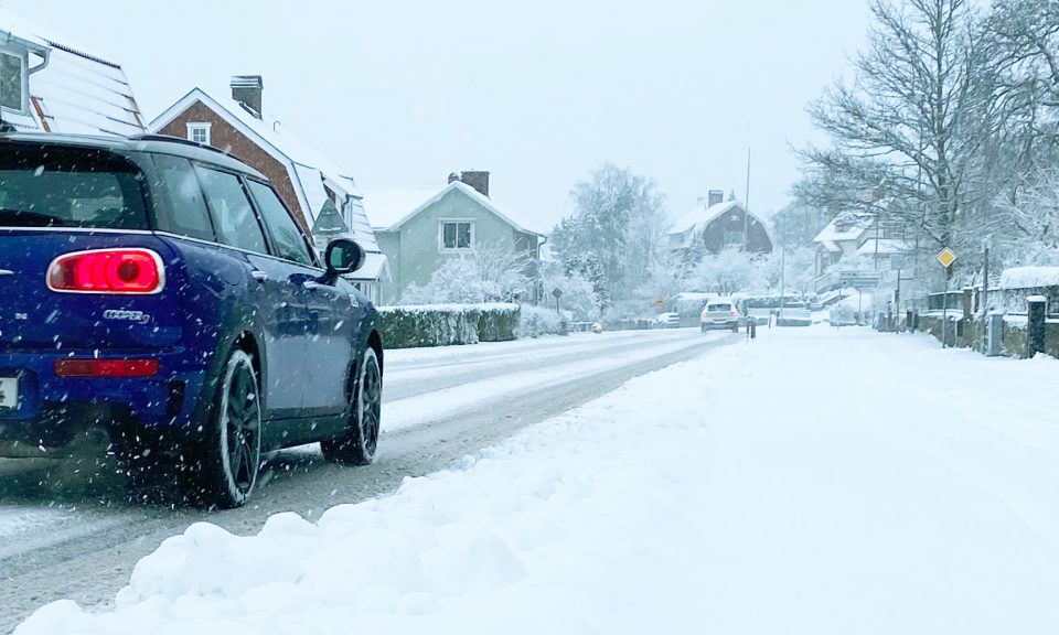 Bil som kör på snötäckt väg